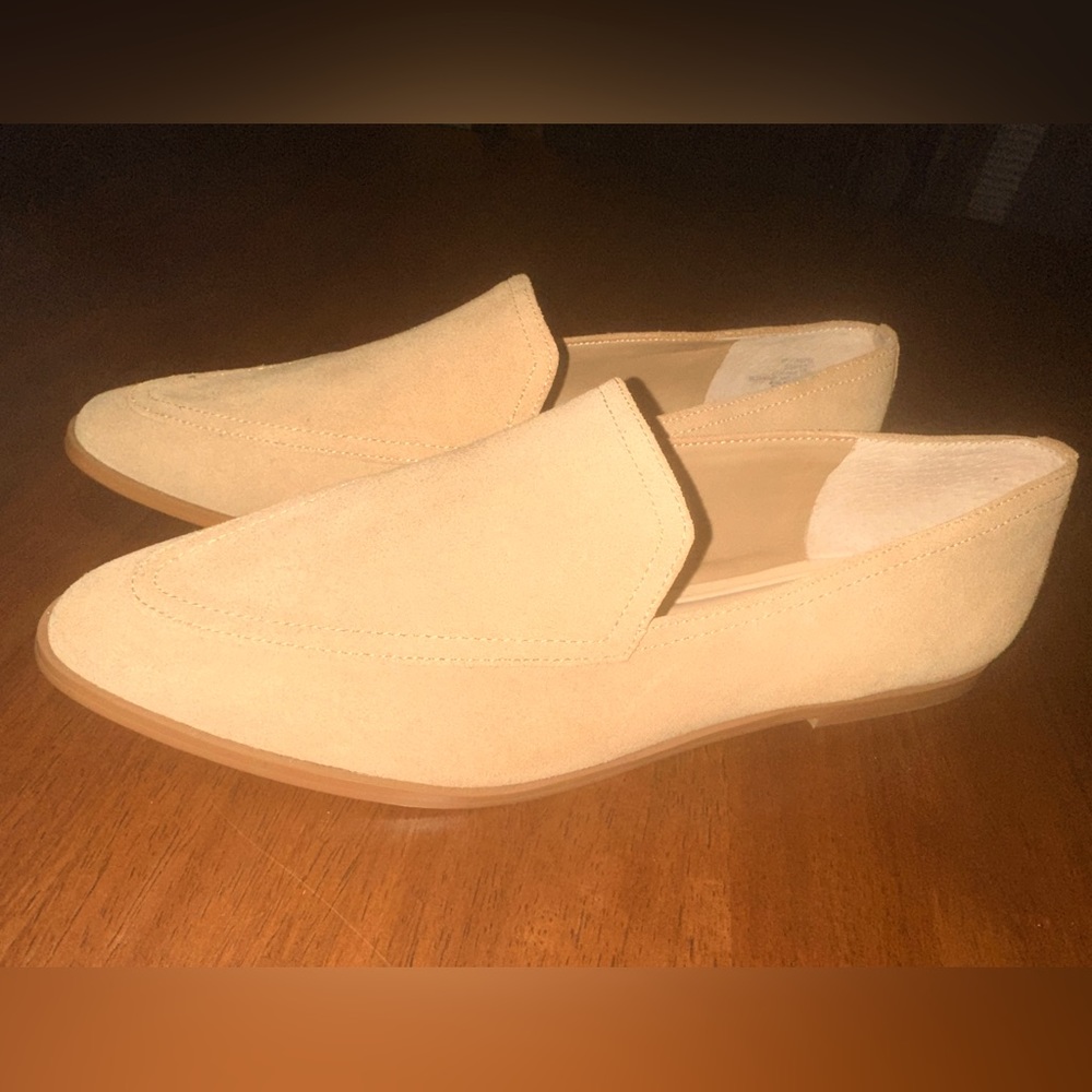 Brand new dress shoes. Never worn, just tried on. Tan. Women size 9M/40